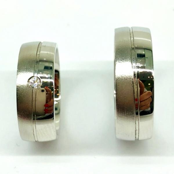 Különleges öntési eljárással, forrasztás nélkül készül! Választható egy színből: fehér, sárga, vörös. Felülete matt és fényes. Tetszés szerinti kövezéssel (cirkónia vagy brill). Kívül, belül finoman hajlított (domború).A gyűrűk szélessége 7 mm.
Átlag súly (egy párra értendő) 17,0 gr.