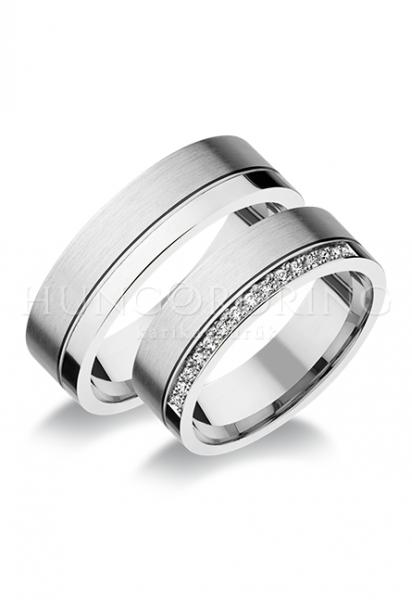 Különleges öntési eljárással, forrasztás nélkül készül! Választható egy színből: fehér, sárga, vörös. Felülete matt és fényes. Tetszés szerinti kövezéssel (cirkónia vagy brill). Belül finoman hajlított (domború). A gyűrűk szélessége 6 mm.
Átlag súly (egy párra értendő) 12,3 gr.