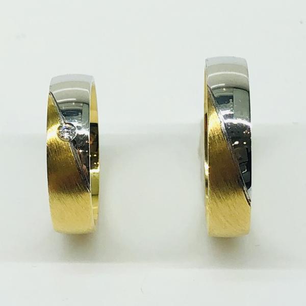 Különleges öntési eljárással, forrasztás nélkül készül! Választható egy színből: fehér, sárga, vörös, és ezekből tetszés szerint két szín. Felülete matt és  fényes. Tetszés szerinti kövezéssel (cirkónia vagy brill). Kívül, belül finoman hajlított (domború).A gyűrűk szélessége 5 mm.
Átlag súly (egy párra értendő) 9,4 gr.