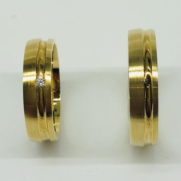 Különleges öntési eljárással, forrasztás nélkül készül! Választható egy színből: fehér, sárga, vörös. Felülete matt és fényes. Tetszés szerinti kövezéssel (cirkónia vagy brill). Kívül, belül finoman hajlított (domború).A gyűrűk szélessége 5 mm.
Átlag súly (egy párra értendő) 9,4 gr.