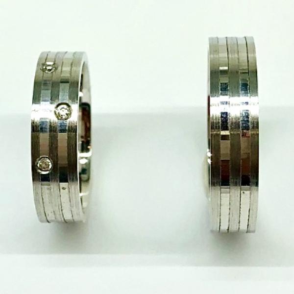 Különleges öntési eljárással, forrasztás nélkül készül! Választható egy színből: fehér, sárga, vörös. Felülete matt és fényes. Tetszés szerinti kövezéssel (cirkónia vagy brill). Belül finoman hajlított (domború). A gyűrűk szélessége 5 mm.
Átlag súly (egy párra értendő) 10,3 gr.