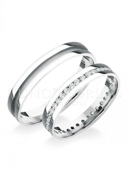 Különleges öntési eljárással, forrasztás nélkül készül! Választható egy színből: fehér, sárga, vörös. Felülete matt vagy fényes. Tetszés szerinti kövezéssel (cirkónia vagy brill). Belül finoman hajlított (domború). A gyűrűk szélessége 4 mm.
Átlag súly (egy párra értendő) 8,2 gr.