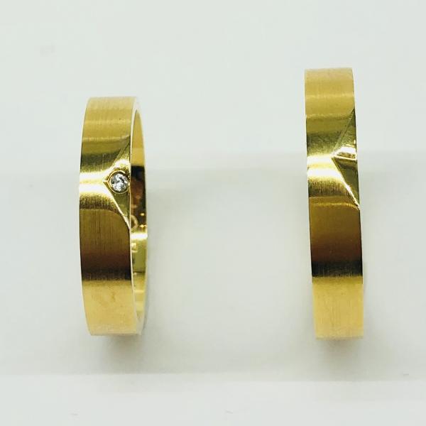 Különleges öntési eljárással, forrasztás nélkül készül! Választható egy színből: fehér, sárga, vörös. Felülete matt és fényes. Tetszés szerinti kövezéssel (cirkónia vagy brill). Belül finoman hajlított (domború).A gyűrűk szélessége 4 mm.
Átlag súly (egy párra értendő) 8,2 gr.