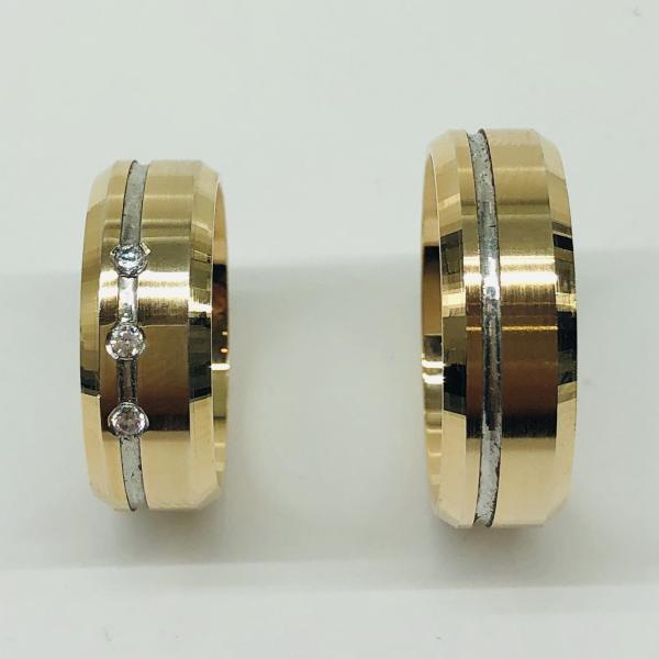 Különleges öntési eljárással, forrasztás nélkül készül! Választható egy színből: fehér, sárga, vörös, és ezekből tetszés szerint két szín. Felülete matt és  fényes. Tetszés szerinti kövezéssel (cirkónia vagy brill). Belül finoman hajlított (domború).A gyűrűk szélessége 7 mm.
Átlag súly (egy párra értendő) 18,6 gr.