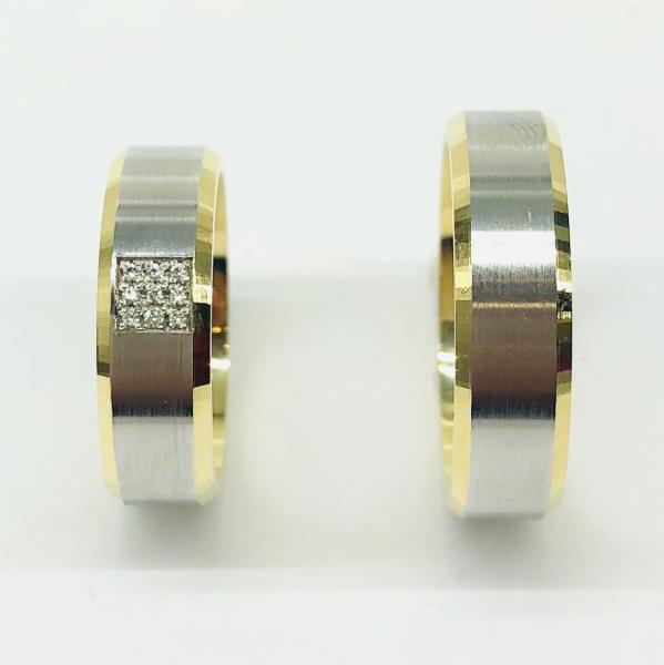 Különleges öntési eljárással, forrasztás nélkül készül! Választható egy színből: fehér, sárga, vörös, és ezekből tetszés szerint két szín. Felülete matt és  fényes. Tetszés szerinti kövezéssel (cirkónia vagy brill). Belül finoman hajlított (domború).A gyűrűk szélessége 6 mm.
Átlag súly (egy párra értendő) 16,2 gr.