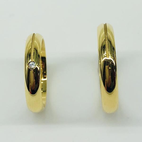 Különleges öntési eljárással, forrasztás nélkül készül! Választható egy színből: fehér, sárga, vörös. Felülete matt és fényes. Tetszés szerinti kövezéssel (cirkónia vagy brill). Kívül, belül finoman hajlított (domború).A gyűrűk szélessége 4 mm.
Átlag súly (egy párra értendő) 8,8 gr.