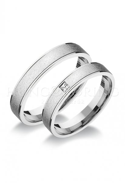 Különleges öntési eljárással, forrasztás nélkül készül! Választható egy színből: fehér, sárga, vörös. Felülete matt vagy fényes. Tetszés szerinti kövezéssel (cirkónia vagy brill). Belül finoman hajlított (domború). A gyűrűk szélessége 4 mm.
Átlag súly (egy párra értendő) 10,8 gr.