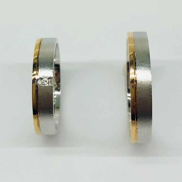 Különleges öntési eljárással, forrasztás nélkül készül! Választható egy színből: fehér, sárga, vörös, és ezekből tetszés szerint két szín. Felülete matt és  fényes. Tetszés szerinti kövezéssel (cirkónia vagy brill). Belül finoman hajlított (domború).A gyűrűk szélessége 4 mm.
Átlag súly (egy párra értendő) 8,2 gr.