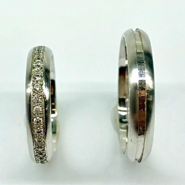 Különleges öntési eljárással, forrasztás nélkül készül! Választható egy színből: fehér, sárga, vörös. Felülete matt vagy fényes. Tetszés szerinti kövezéssel (cirkónia vagy brill). Kívül, belül finoman hajlított (domború).A gyűrűk szélessége 4 mm.
Átlag súly (egy párra értendő) 8,8 gr.