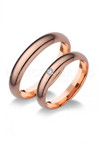 Különleges öntési eljárással, forrasztás nélkül készül! Választható egy színből: fehér, sárga, vörös. Felülete fényes. Tetszés szerinti kövezéssel (cirkónia vagy brill). Belül finoman hajlított (domború). Átlag súly (egy párra értendő) 8,8 gr.