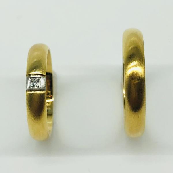 Különleges öntési eljárással, forrasztás nélkül készül! Választható egy színből: fehér, sárga, vörös, és ezekből tetszés szerint két szín. Felülete matt vagy  fényes. Tetszés szerinti kövezéssel (cirkónia vagy brill). Kívül, belül finoman hajlított (domború).A gyűrűk szélessége 4 mm.
Átlag súly (egy párra értendő) 8,8 gr.