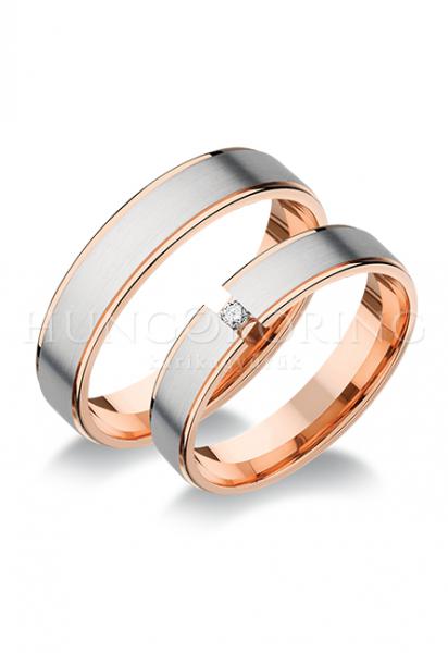 Különleges öntési eljárással, forrasztás nélkül készül! Választható egy színből: fehér, sárga, vörös, vagy ezekből tetszés szerint két szín. Felülete matt és fényes. Tetszés szerinti kövezéssel (cirkónia vagy brill). Belül finoman hajlított (domború). A gyűrűk szélessége 5 mm.
Átlag súly (egy párra értendő) 10,3 gr.