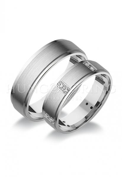 Különleges öntési eljárással, forrasztás nélkül készül! Választható egy színből: fehér, sárga, vörös. Felülete matt. Tetszés szerinti kövezéssel (cirkónia vagy brill). Belül finoman hajlított (domború). Átlag súly (egy párra értendő) 12,3 gr.