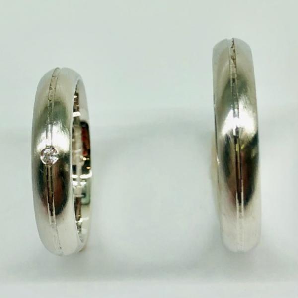 Különleges öntési eljárással, forrasztás nélkül készül! Választható egy színből: fehér, sárga, vörös. Felülete matt vagy fényes. Tetszés szerinti kövezéssel (cirkónia vagy brill). Kívül, belül finoman hajlított (domború).A gyűrűk szélessége 4 mm.
Átlag súly (egy párra értendő) 8,8 gr.