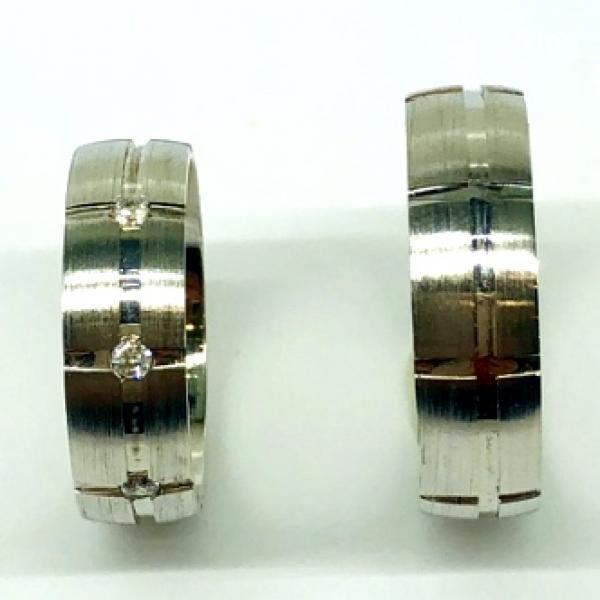 Különleges öntési eljárással, forrasztás nélkül készül! Választható egy színből: fehér, sárga, vörös. Felülete matt és fényes. Tetszés szerinti kövezéssel (cirkónia vagy brill). Kívül, belül finoman hajlított (domború).A gyűrűk szélessége 6 mm.
Átlag súly (egy párra értendő) 11,0 gr.