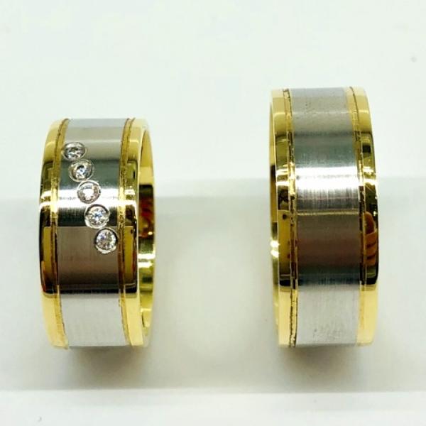 Különleges öntési eljárással, forrasztás nélkül készül! Választható egy színből: fehér, sárga, vörös és ezekből tetszés szerint két szín. Felülete matt és fényes. Tetszés szerinti kövezéssel (cirkónia vagy brill). Belül finoman hajlított (domború). A gyűrűk szélessége 8 mm.
Átlag súly (egy párra értendő) 16,1 gr.