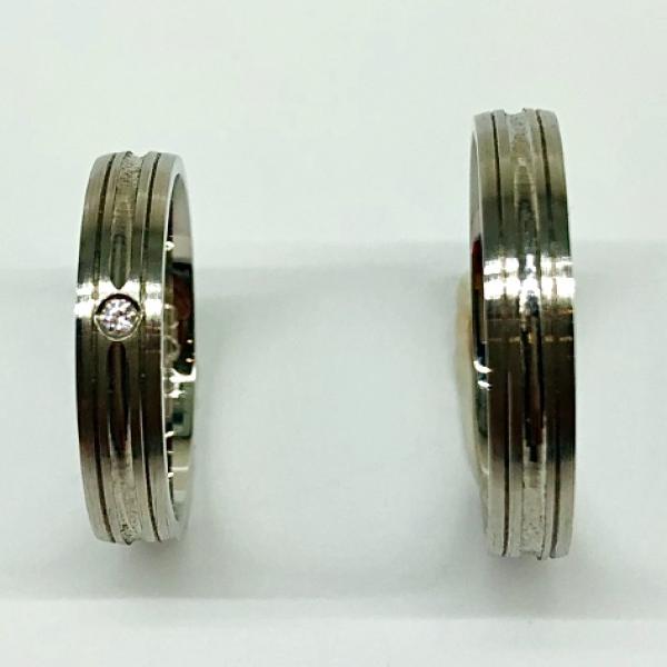 Különleges öntési eljárással, forrasztás nélkül készül! Választható egy színből: fehér, sárga, vörös. Felülete matt vagy fényes. Tetszés szerinti kövezéssel (cirkónia vagy brill). Kívül, belül finoman hajlított (domború).A gyűrűk szélessége 4 mm.
Átlag súly (egy párra értendő) 7,6 gr.
