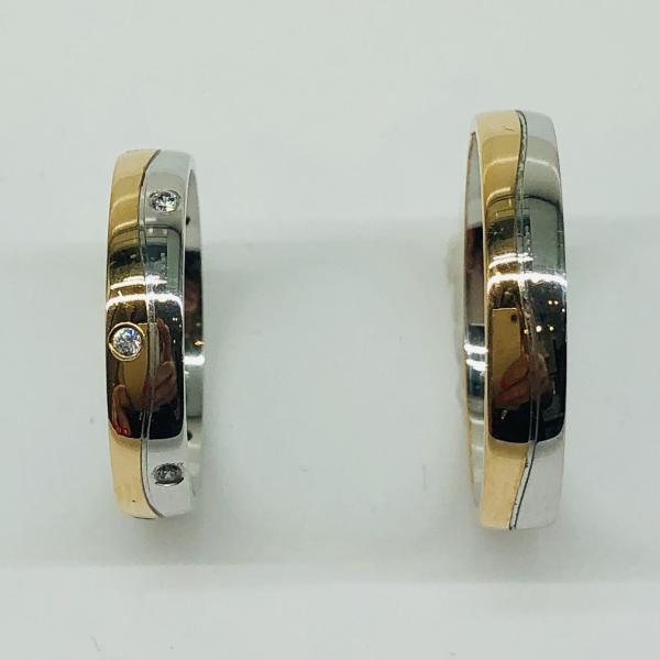 Különleges öntési eljárással, forrasztás nélkül készül! Választható egy színből: fehér, sárga, vörös, és ezekből tetszés szerint két szín. Felülete matt vagy  fényes. Tetszés szerinti kövezéssel (cirkónia vagy brill). Kívül, belül finoman hajlított (domború).A gyűrűk szélessége 4 mm.
Átlag súly (egy párra értendő) 7,6 gr.