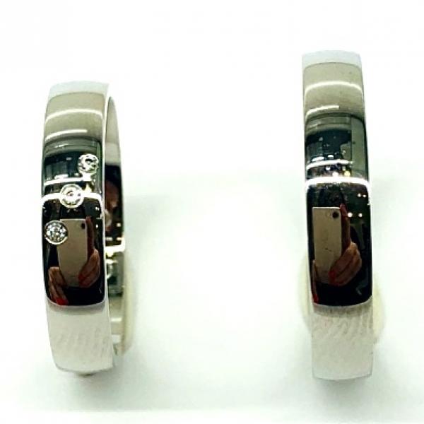 Különleges öntési eljárással, forrasztás nélkül készül! Választható egy színből: fehér, sárga, vörös. Felülete matt vagy fényes. Tetszés szerinti kövezéssel (cirkónia vagy brill). Kívül, belül finoman hajlított (domború).A gyűrűk szélessége 4 mm.
Átlag súly (egy párra értendő) 7,6 gr.