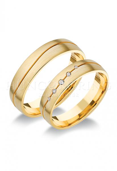 Különleges öntési eljárással, forrasztás nélkül készül! Választható egy színből: fehér, sárga, vörös. Felülete matt, vagy fényes. Tetszés szerinti kövezéssel (cirkónia vagy brill). Kívül, belül finoman hajlított (domború). A gyűrűk szélessége 5 mm.
Átlag súly (egy párra értendő) 9,4 gr.