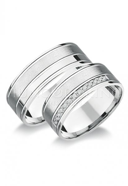 Különleges öntési eljárással, forrasztás nélkül készül! Választható egy színből: fehér, sárga, vörös. Felülete matt és fényes. Tetszés szerinti kövezéssel (cirkónia vagy brill). Belül finoman hajlított (domború). A gyűrűk szélessége 7 mm.
Átlag súly (egy párra értendő) 14 gr.