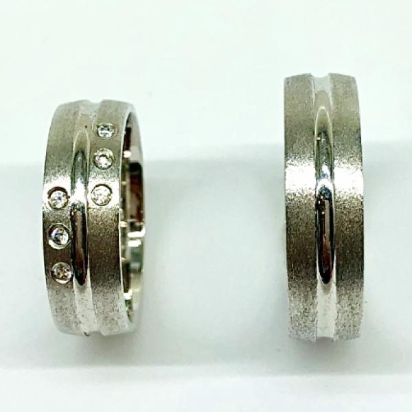 Különleges öntési eljárással, forrasztás nélkül készül! Választható egy színből: fehér, sárga, vörös. Felülete matt és fényes. Tetszés szerinti kövezéssel (cirkónia vagy brill). Kívül, belül finoman hajlított (domború).A gyűrűk szélessége 6 mm.
Átlag súly (egy párra értendő) 11,0 gr.