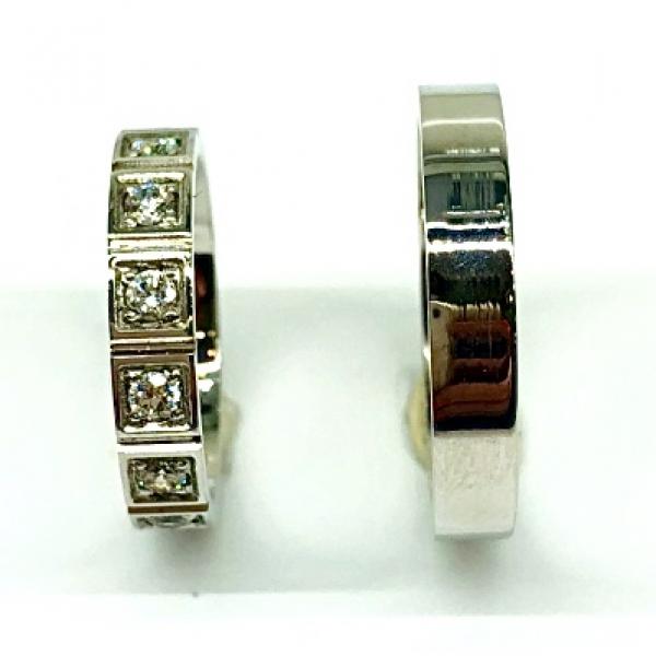 Különleges öntési eljárással, forrasztás nélkül készül! Választható egy színből: fehér, sárga, vörös. Felülete matt vagy fényes. Tetszés szerinti kövezéssel (cirkónia vagy brill). Belül finoman hajlított (domború). A gyűrűk szélessége 4 mm.
Átlag súly (egy párra értendő) 10,9 gr.