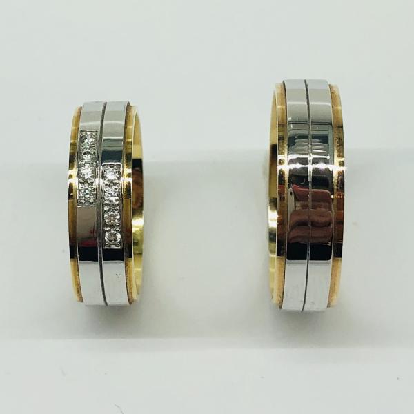 Különleges öntési eljárással, forrasztás nélkül készül! Választható egy színből: fehér, sárga, vörös, és ezekből tetszés szerint két szín. Felülete matt vagy  fényes. Tetszés szerinti kövezéssel (cirkónia vagy brill). Kívül, belül finoman hajlított (domború).A gyűrűk szélessége 6 mm.
Átlag súly (egy párra értendő) 12,7 gr.