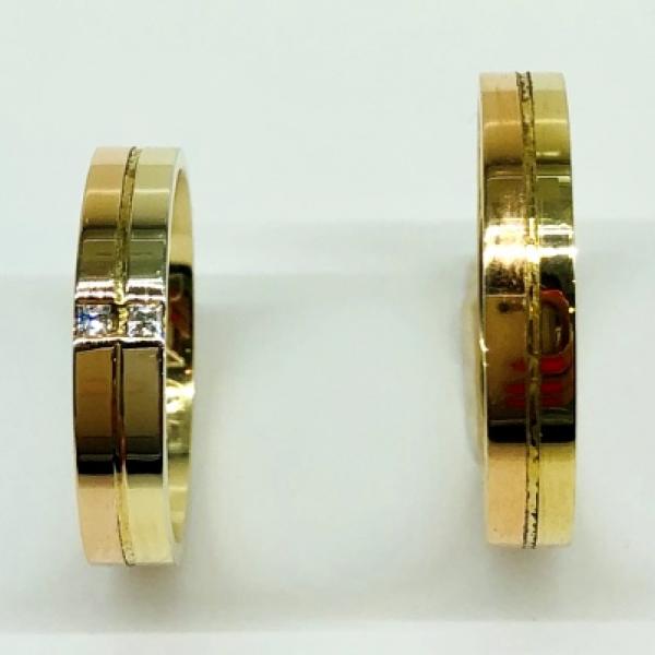 Különleges öntési eljárással, forrasztás nélkül készül! Választható egy színből: fehér, sárga, vörös és ezekből tetszés szerint két szín. Felülete matt vagy fényes. Tetszés szerinti kövezéssel (cirkónia vagy brill). Belül finoman hajlított (domború). A gyűrűk szélessége 4 mm.
Átlag súly (egy párra értendő) 8,2 gr.