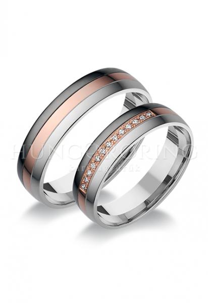 Különleges öntési eljárással, forrasztás nélkül készül! Választható egy, vagy két színből: fehér, sárga, vörös. Felülete matt. Tetszés szerinti kövezéssel (cirkónia vagy brill). Belül finoman hajlított (domború). Átlag súly (egy párra értendő) 9,2 gr.