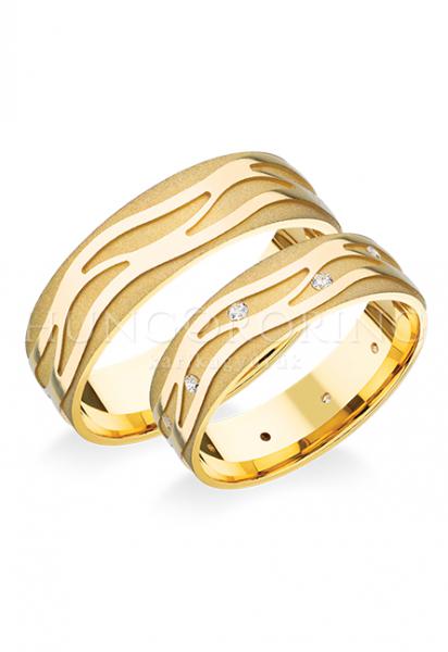 Különleges öntési eljárással, forrasztás nélkül készül! Választható egy színből: fehér, sárga, vörös. Felülete matt és fényes. Tetszés szerinti kövezéssel (cirkónia vagy brill). Belül finoman hajlított (domború). A gyűrűk szélessége 6 mm.
Átlag súly (egy párra értendő) 9,9 gr.