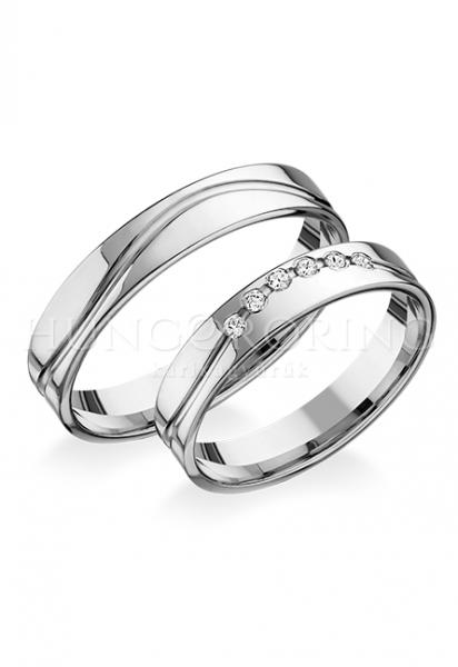 Különleges öntési eljárással, forrasztás nélkül készül! Választható egy színből: fehér, sárga, vörös. Felülete matt, vagy fényes. Tetszés szerinti kövezéssel (cirkónia vagy brill). Belül finoman hajlított (domború).
Átlag súly (egy párra értendő) 7,5 gr.