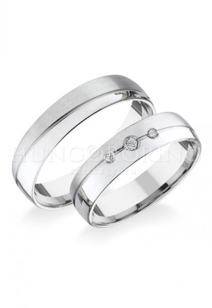 Különleges öntési eljárással, forrasztás nélkül készül! Választható egy színből: fehér, sárga, vörös. Felülete matt és fényes. Tetszés szerinti kövezéssel (cirkónia vagy brill). Kívül, belül finoman hajlított (domború).
Átlag súly (egy párra értendő) 8,6 gr.