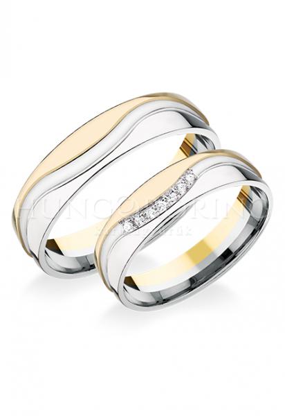 Különleges öntési eljárással, forrasztás nélkül készül! Választható egy színből: fehér, sárga, vörös, és ezekből tetszés szerint két szín. Felülete matt vagy fényes. Tetszés szerinti kövezéssel (cirkónia vagy brill). Kívül, belül finoman hajlított (domború). A gyűrűk szélessége 5 mm.
Átlag súly (egy párra értendő) 7,9 gr.
